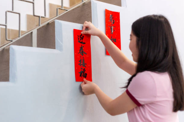 张贴在大门两侧的春联，为家庭带来吉祥祝福、平安与兴旺。