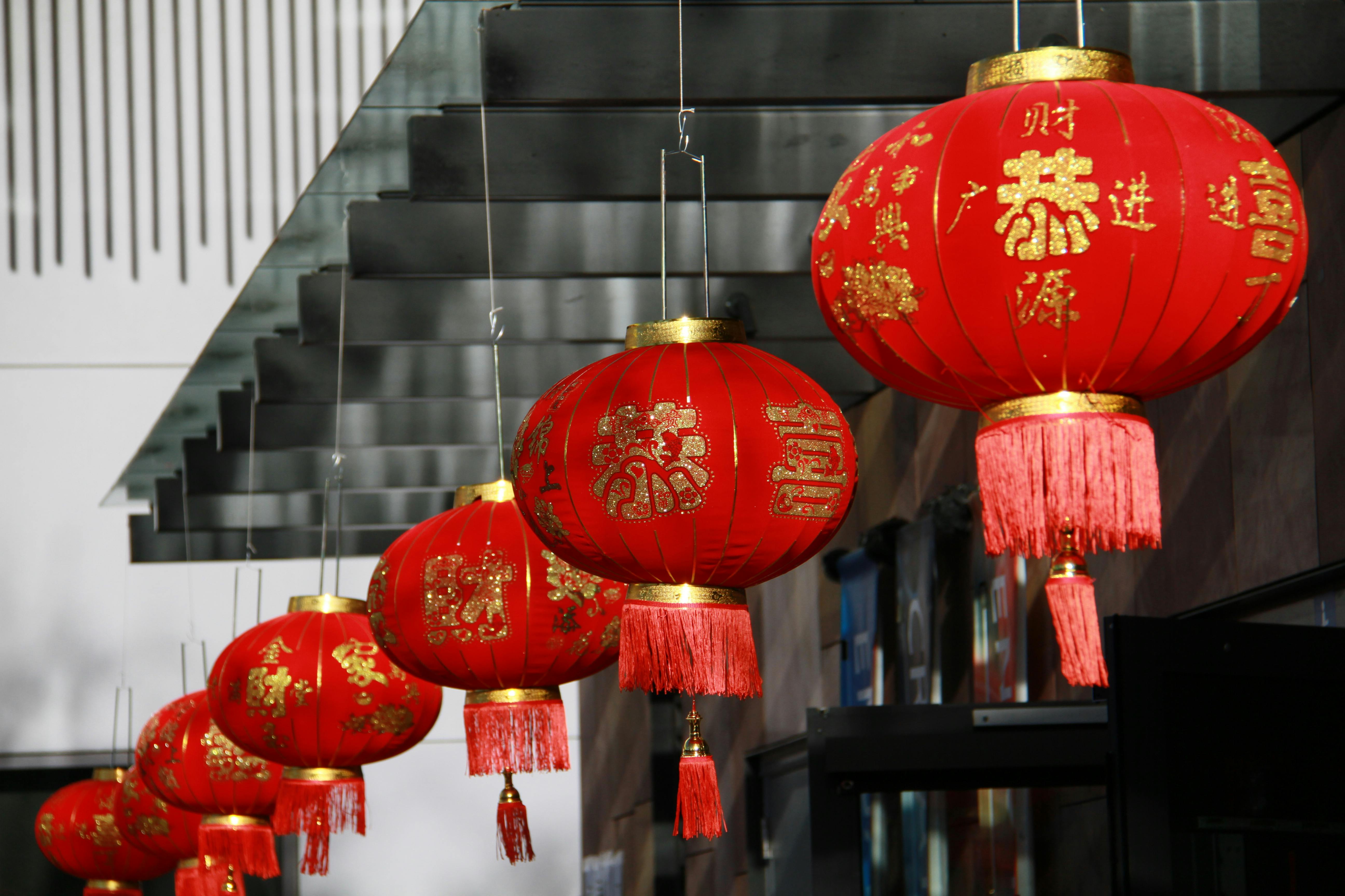 长长一排红灯笼整齐悬挂，营造浓厚的新年气氛，象征喜庆、好运与节日祝福。