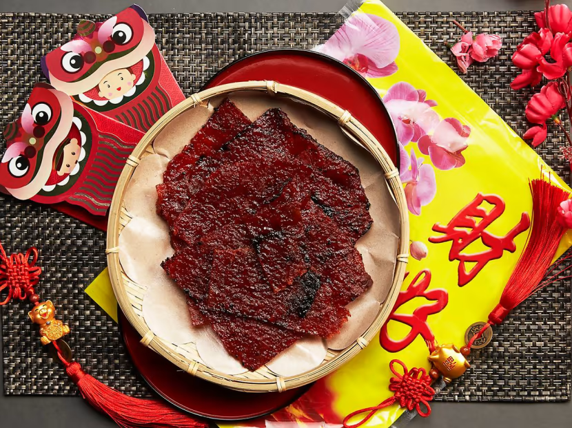 竹筐里的新年肉干与红包装饰